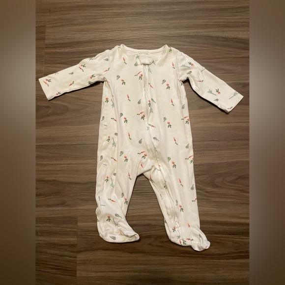 Carter's Cream Baby One Piece Footie with carrots print size 3/6M - Picture 3 of 4